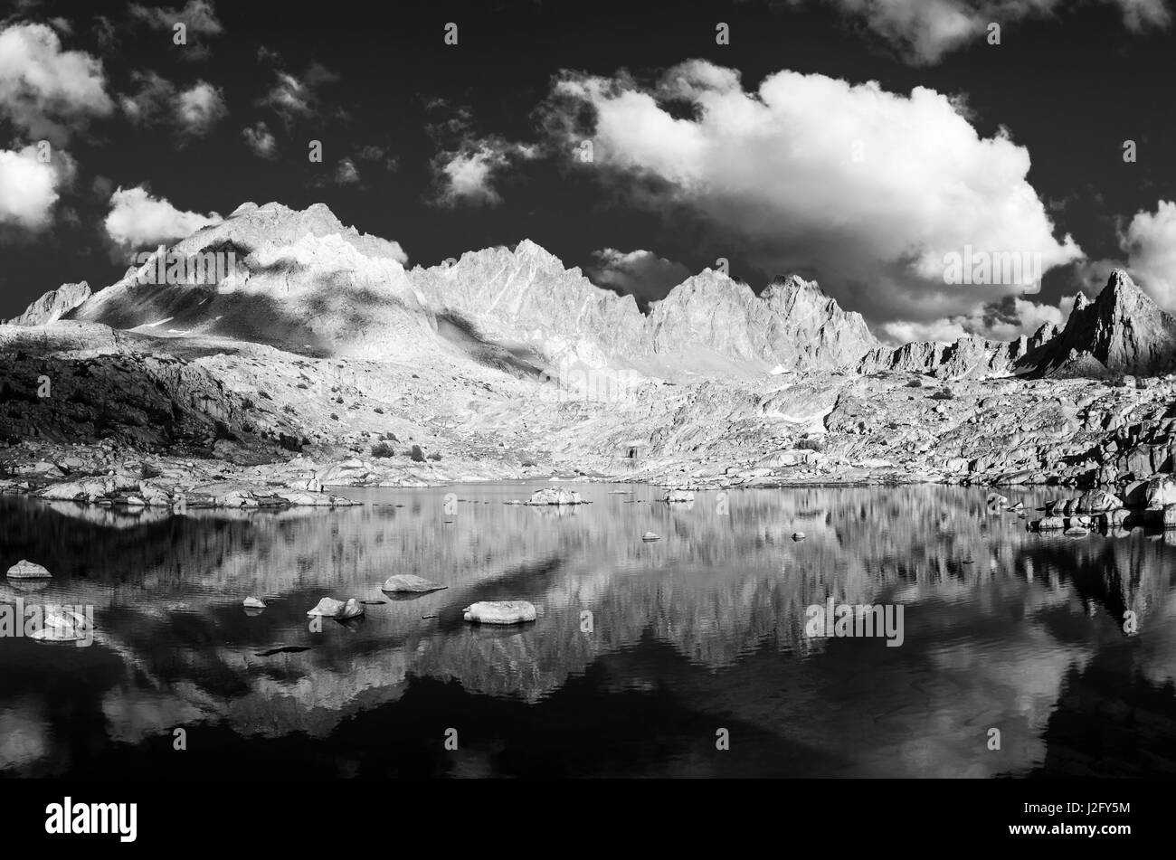 En vertu de l'Alpine tarn Palisades dans Dusy Bassin, le Parc National Kings Canyon, États-Unis Banque D'Images