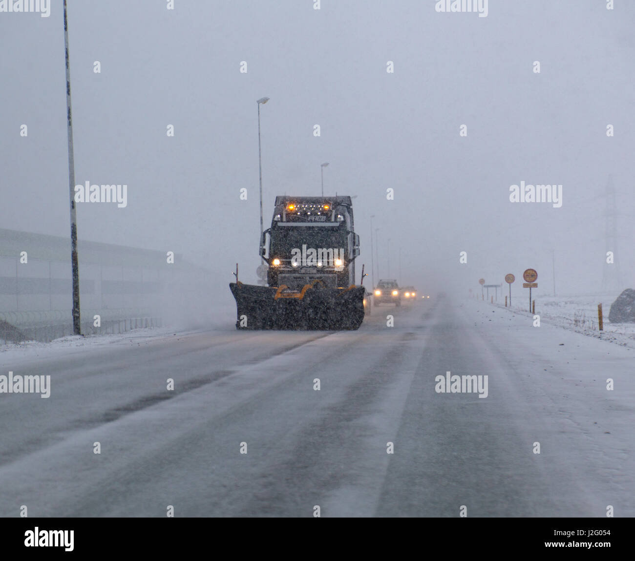 Déblayer la neige sur l'autoroute Banque D'Images
