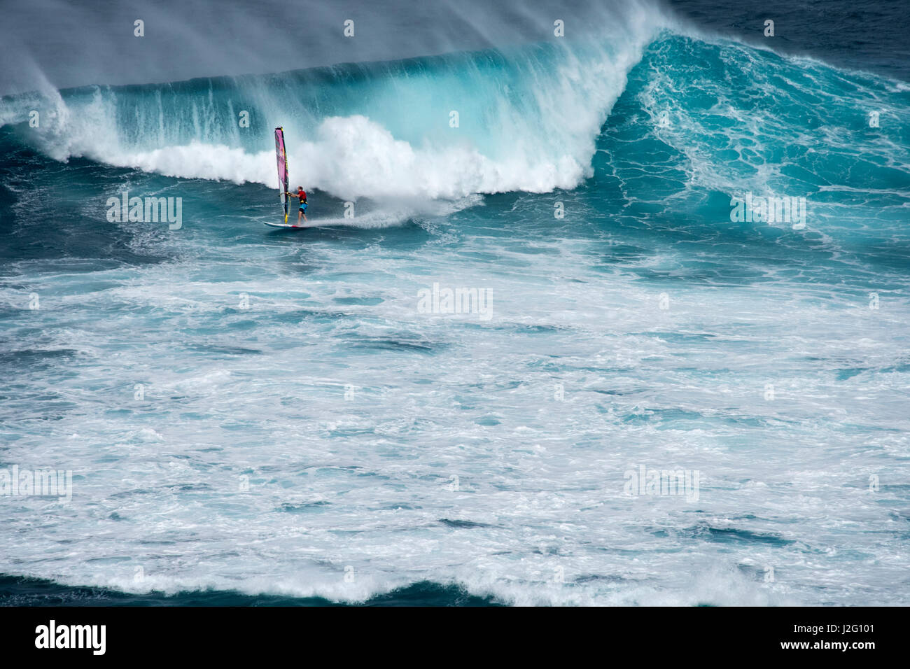 USA, Hawaii, Maui. Robby Naish windsurf monster vagues à Pe'ahi Jaws, Rive Nord de Maui. Banque D'Images