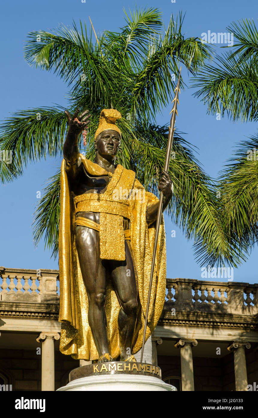 Statue du Roi Kamehameha se tient juste en face de Aliiolani Hale (Cour suprême de l'état d'Hawaï), Honolulu, Oahu, Hawaii. Banque D'Images