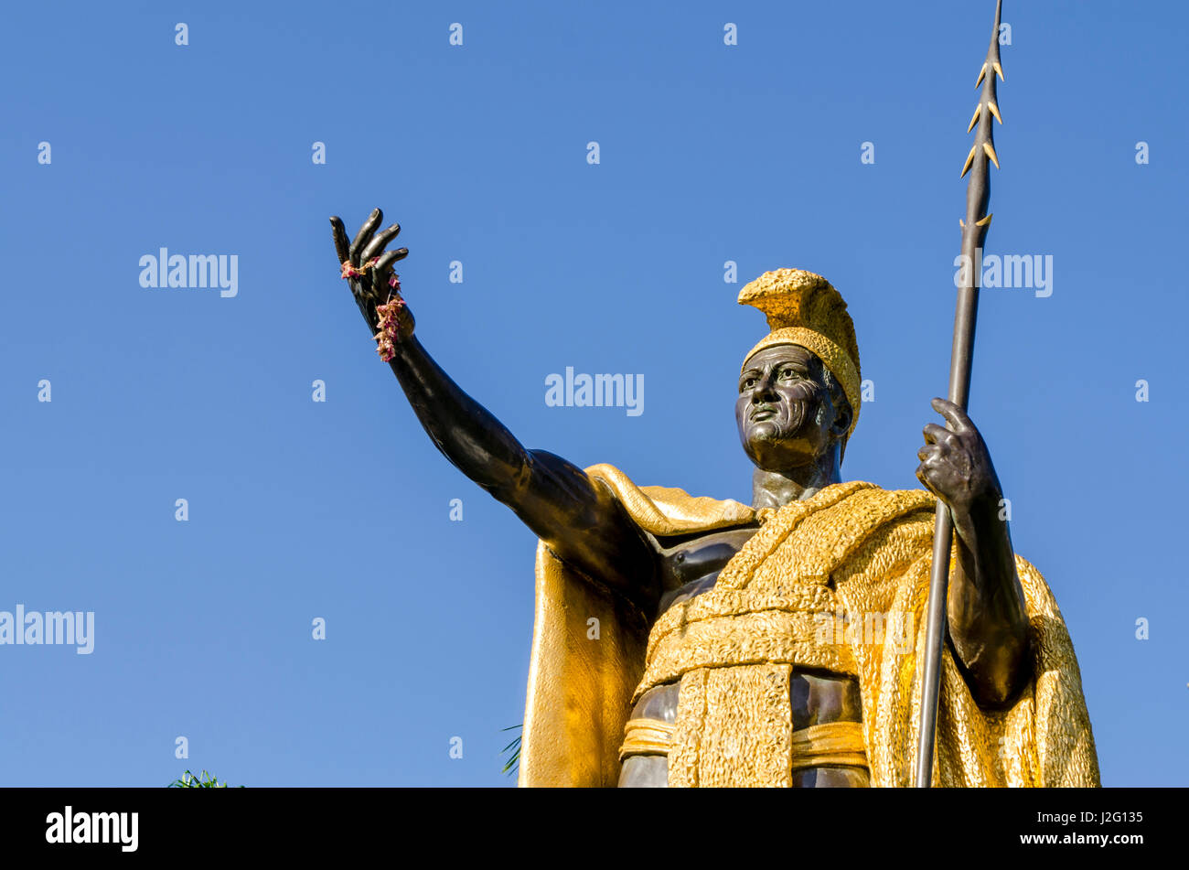 Statue du Roi Kamehameha se tient juste en face de Aliiolani Hale (Cour suprême de l'état d'Hawaï), Honolulu, Oahu, Hawaii. Banque D'Images