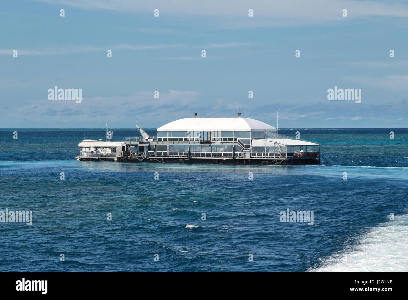 Niveau de l'activité multi-plate-forme de récif amarré en permanence à l'extérieur sur la Grande Barrière de Corail d'Agincourt pour tuba et plongée sous-marine Banque D'Images