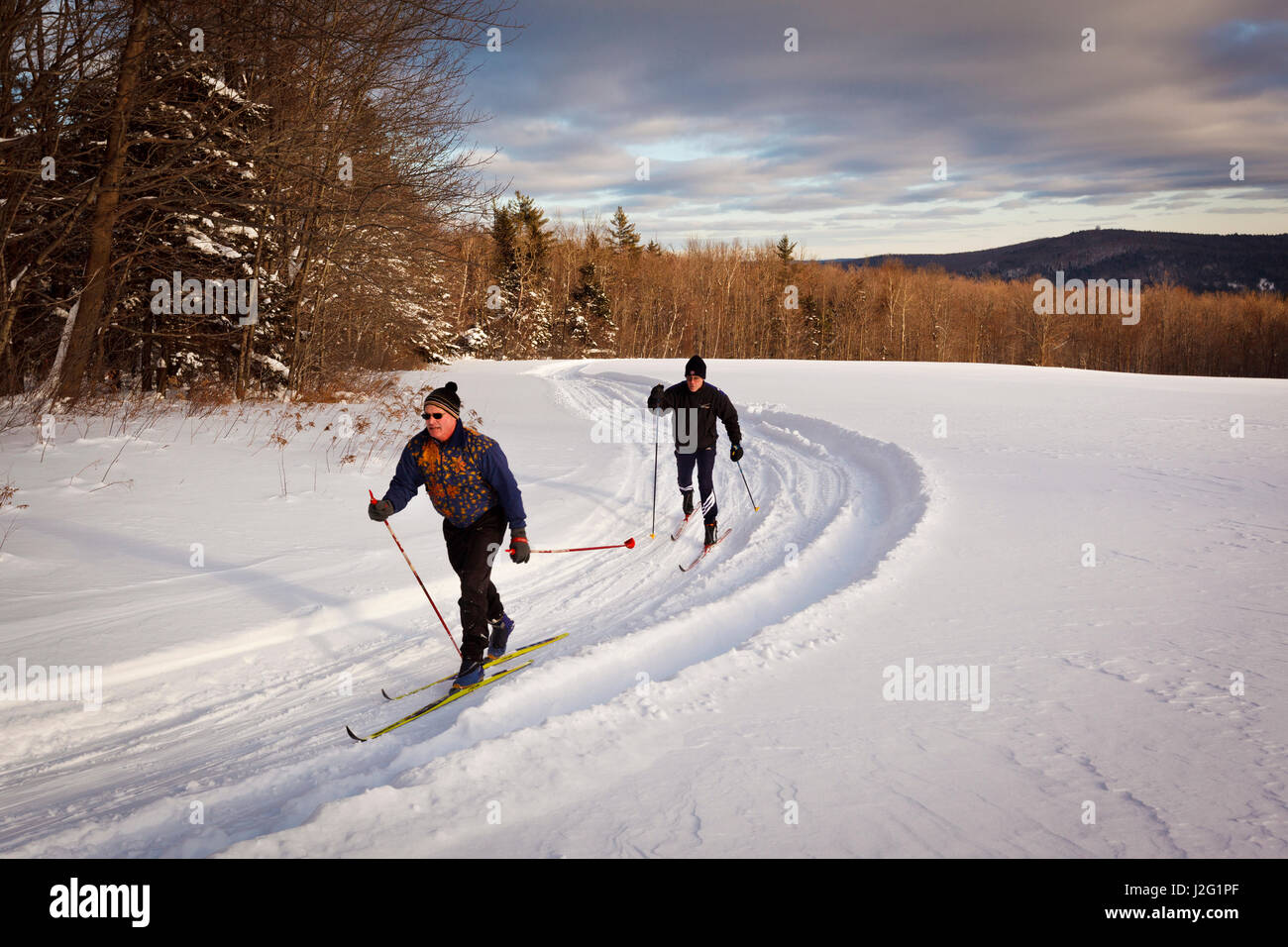 Deux hommes ski de fond à l'Notchview avec réservation gratuite à Windsor, Massachusetts. L'Administration des Réserves. (MR) Banque D'Images