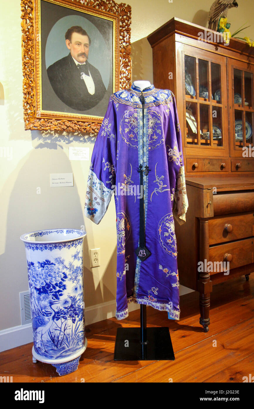 Une robe de soie chinoise, vase, peinture, et les meubles à l'affiche au Musée de Atwood House, Chatham, Massachusetts, USA Banque D'Images