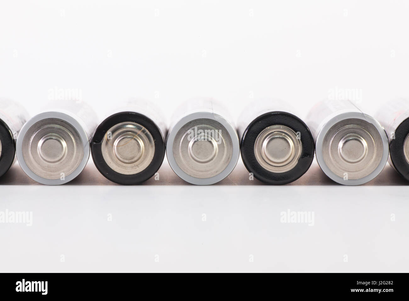 Résumé Contexte L'énergie des batteries blanches et noires. Pile alcaline AA. Banque D'Images