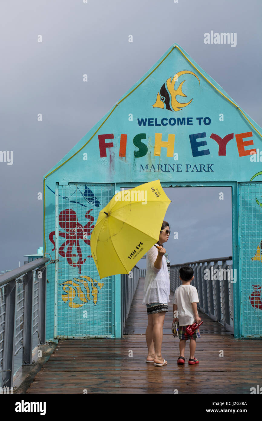 Micronésie, Îles Mariannes, US Territoire de Guam. Fish Eye Marine Park situé sur la mer des Philippines. Les touristes japonais sur la jetée. Banque D'Images