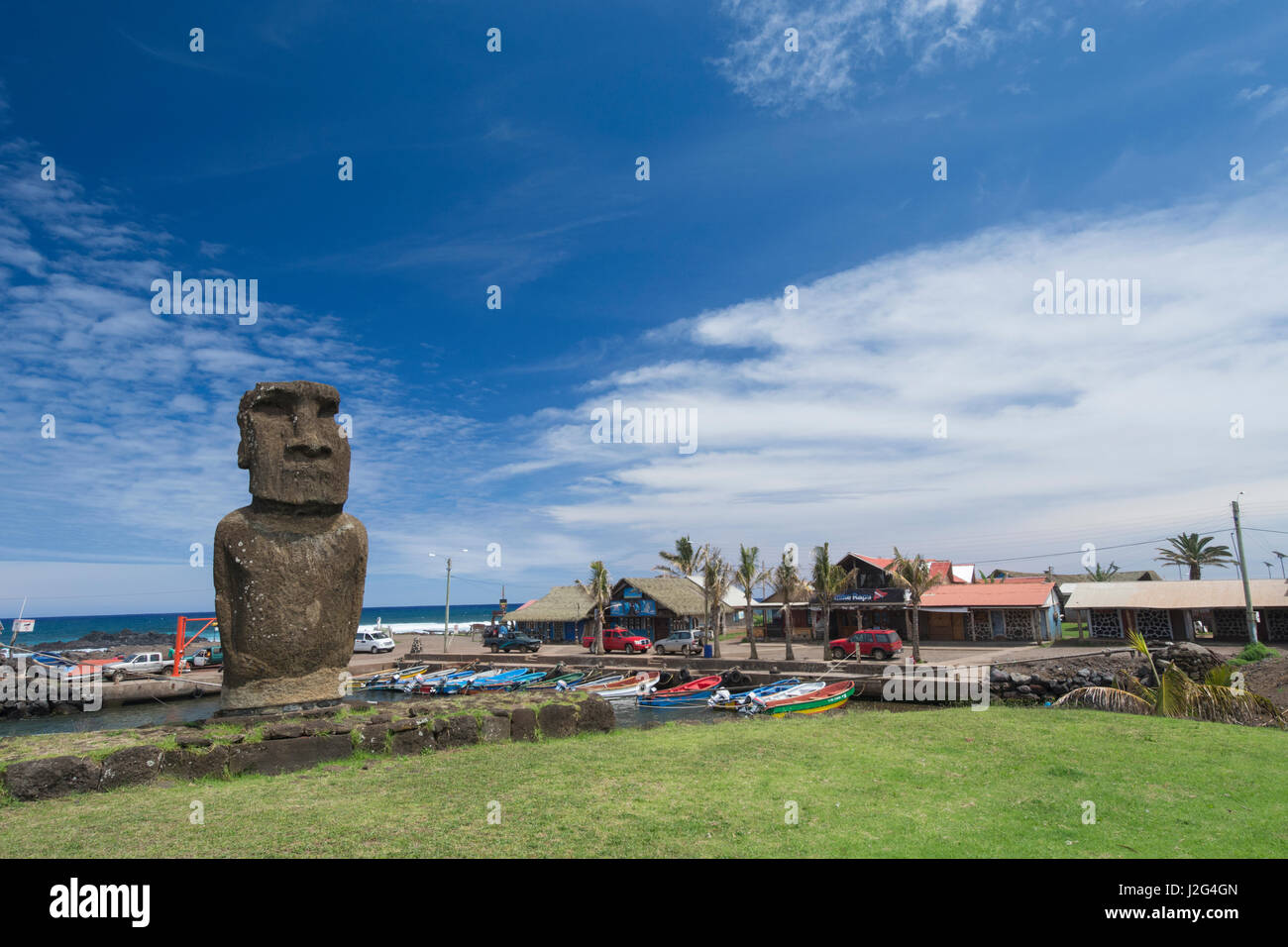 Le Chili, l'île de Pâques ou Rapa Nui, zone portuaire de Hangaroa. Caleta' ou 'Cove, du port de pêche et le port. L'ahu Hotake, moi permanent figure transportés de l'intérieur de la zone portuaire. Banque D'Images