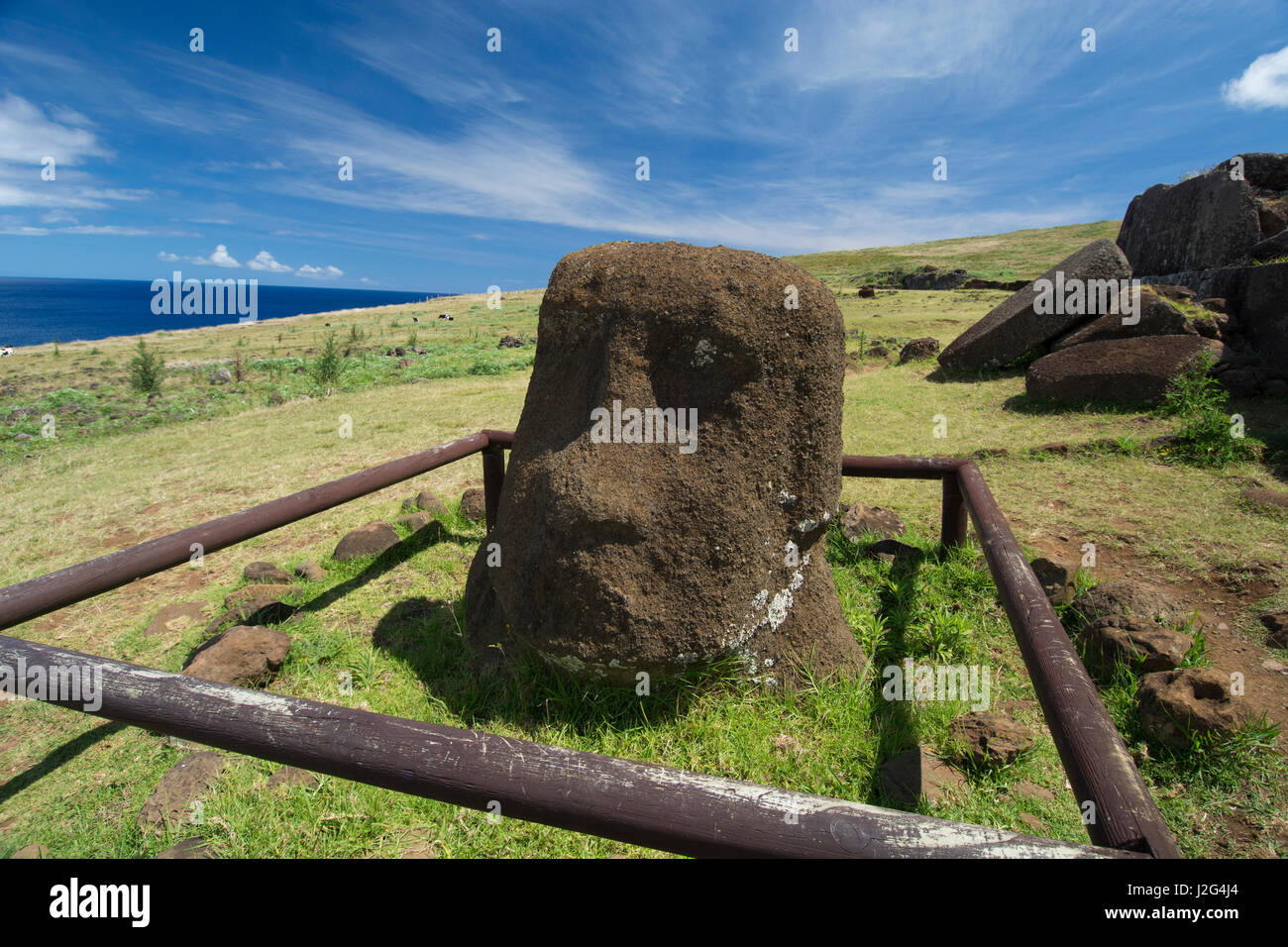Le Chili, l'île de Pâques ou Rapa Nui Rapa Nui, NP, Vinapu. L'ahu Tahira cérémonial important avec la plate-forme équipée de dalles de basalte (vu nulle part ailleurs en Polynésie. Moi tête en arrière de l'ahu. Banque D'Images
