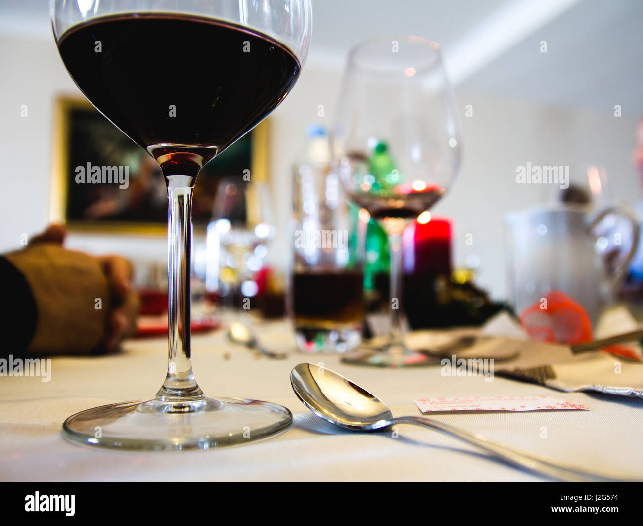 Close up de table lors d'un ant dîner repas de vacances. Floue, abstraite. Banque D'Images