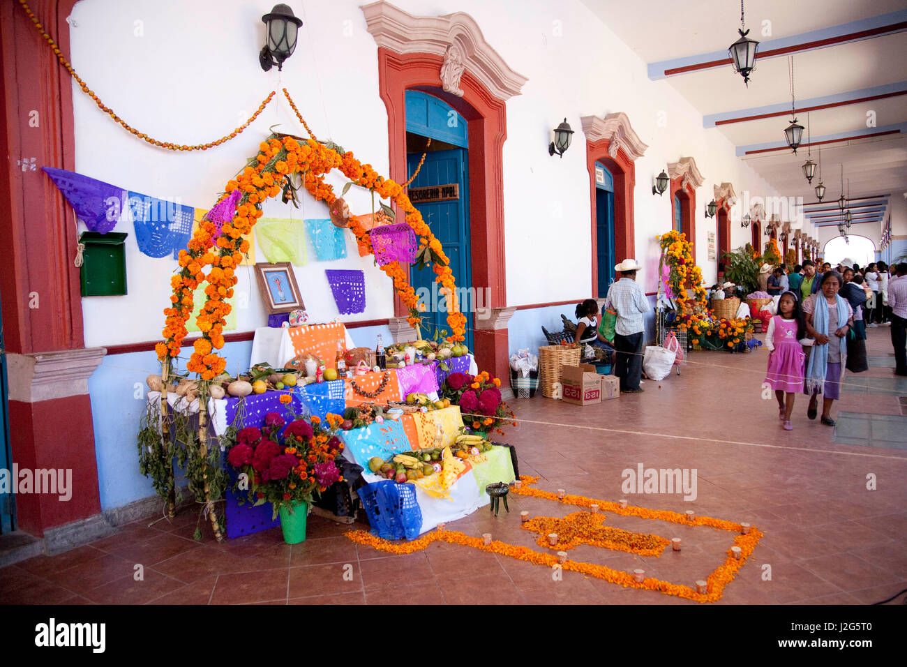 Mexique, Oaxaca Province, Ocotlan, autel (ofrenda) de nourriture, des soucis et des bougies pour le Jour des Morts (Dias de los Muertos) célébration Banque D'Images