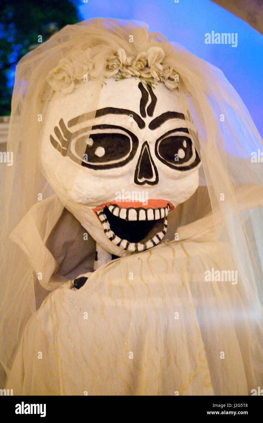 Amérique du Nord, Mexique, Oaxaca, Oaxaca, Province Pantheon cimetière San Miguel, marionnette géante accueille les visiteurs lors de la Journée annuelle des morts (Dias de los Muertos) célébration en Novembre Banque D'Images