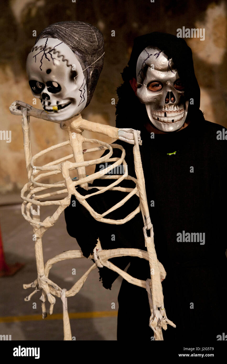 Amérique du Nord, Mexique, Oaxaca, Oaxaca, Province garçon en costume pour le Jour des Morts (Dias de los Muertos) célébration Banque D'Images