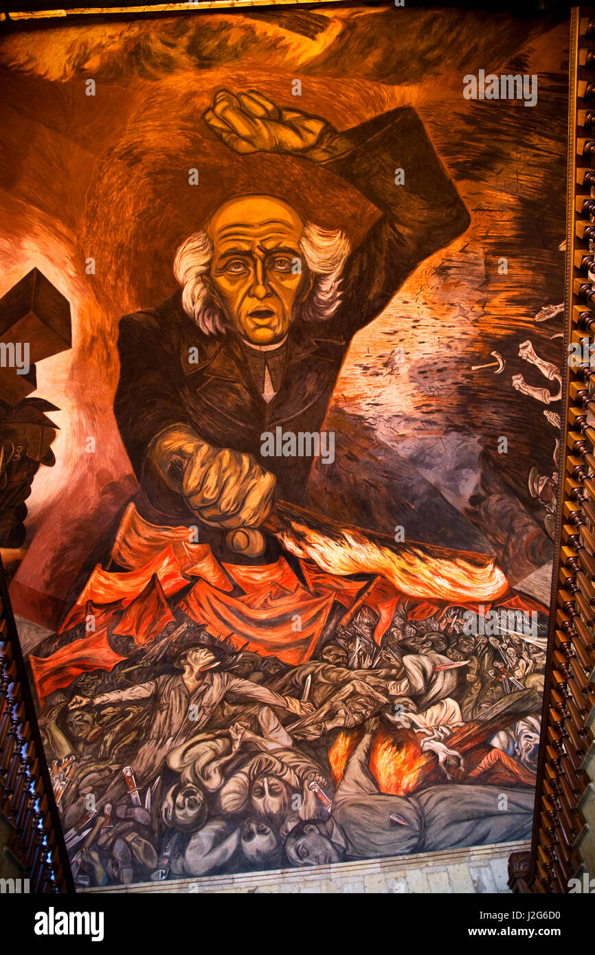 Fresque de Miguel Hidalgo Costilla, leader de l'indépendance mexicaine. En montant un escalier au Palais du Gouvernement, Guadalajara, Mexique. Peinture murale par Jose Clemente Orozco et terminé en 1939 ou au début des années 1940. Orozco est mort en 1949. Banque D'Images