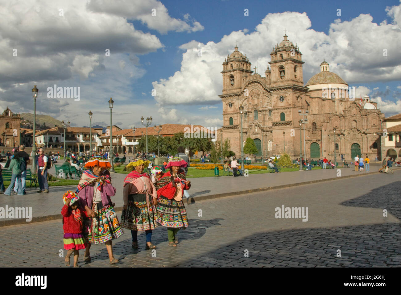 cuzco-p-rou-am-rique-du-sud-les-gens-en-costume-traditionnel-la