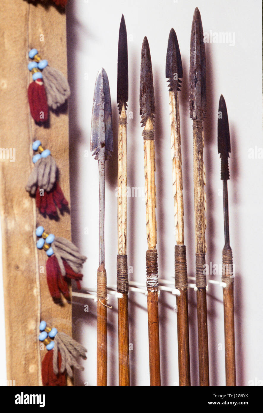 Fabriqué à partir de lances de lance en pierre montée sur des barbelés que l'os est lié sur de longues manches en bois utilisé par les chasseurs de l'Athabaskan. Alaska Banque D'Images