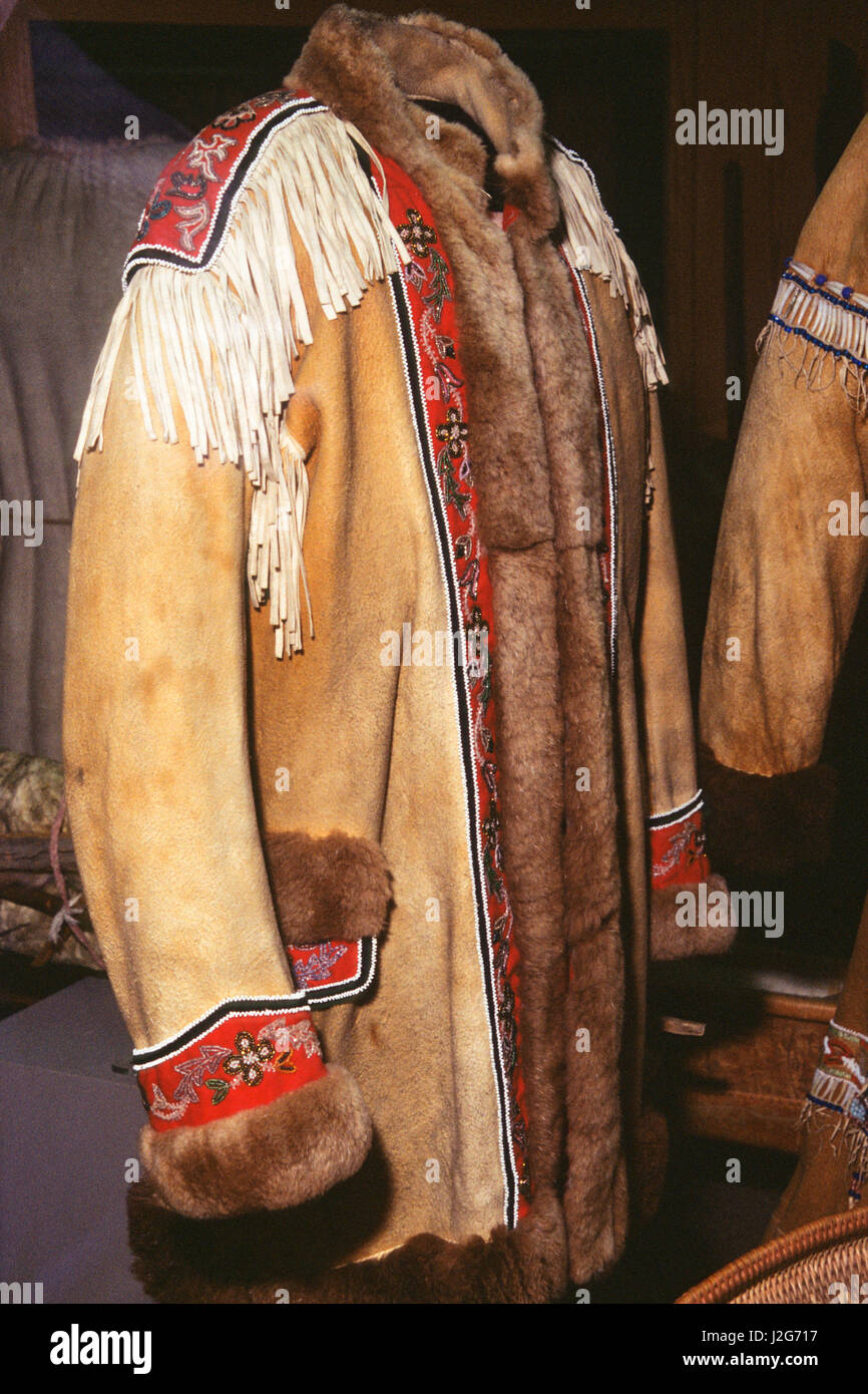 L'Athabaskan manteau de peau d'orignal tannée décoré de fringe, fourrure et perles fleurs cousus sur feutre de laine. Alaska Banque D'Images