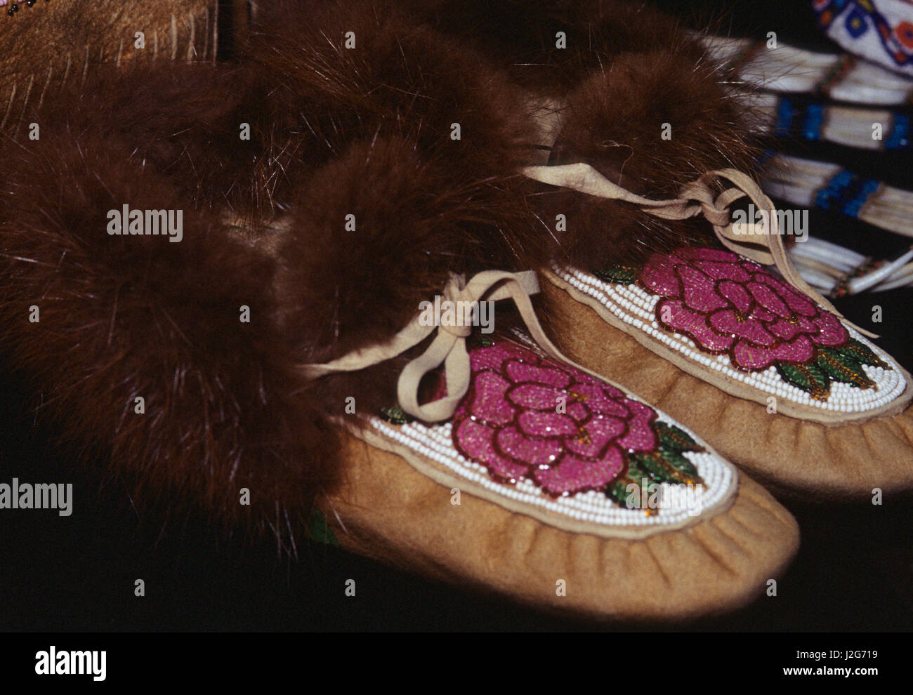 Perlage floral décoratif sur le dessus de moosehide mocassins bordée de fourrure de castor. Alaska vers 1971 Banque D'Images