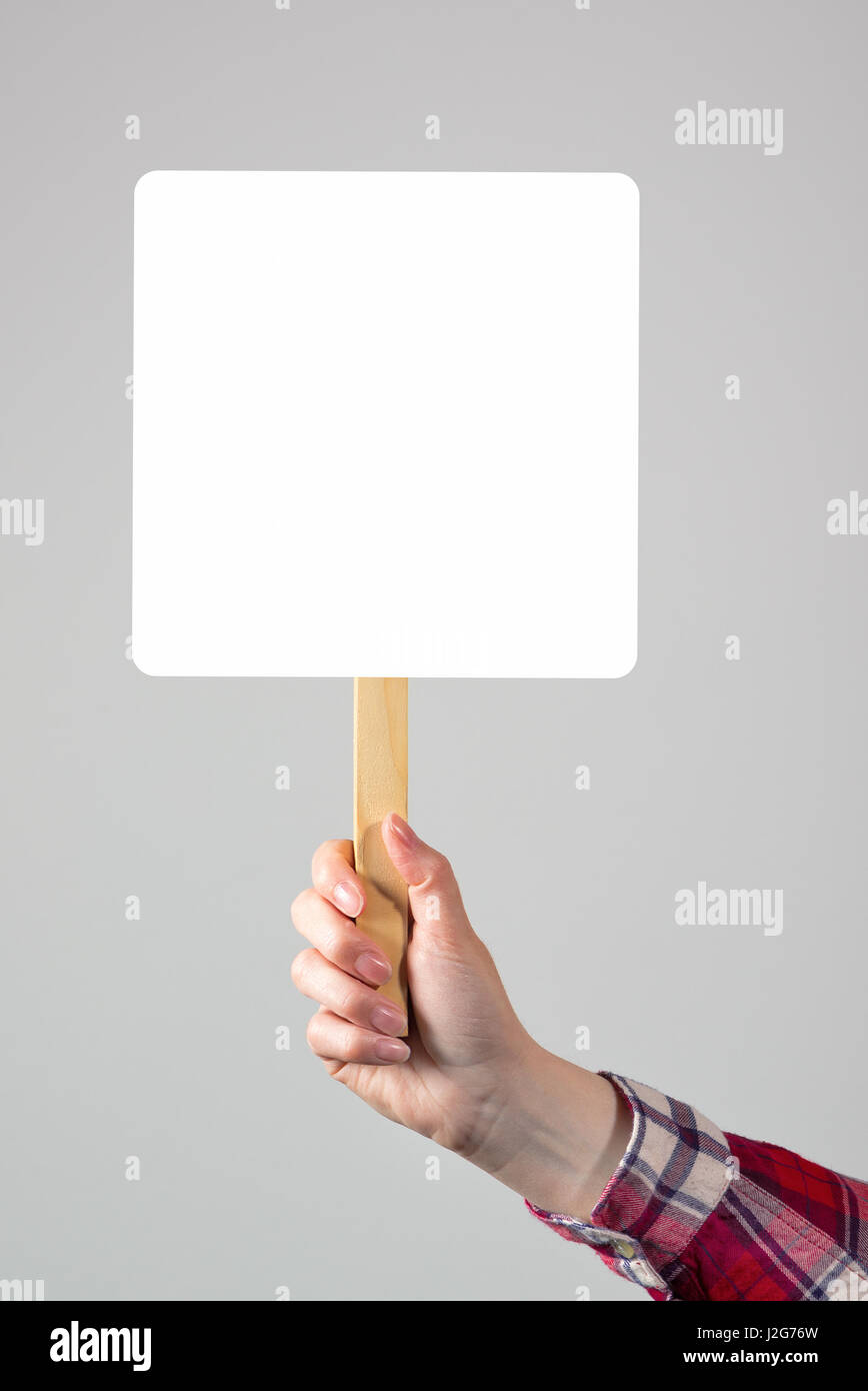 Femme hand holding blank mock up banner signe dans l'espace pour copier du texte ou des devis conception graphique Banque D'Images