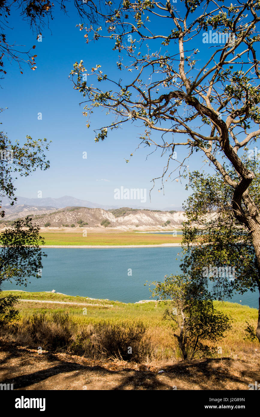 Aux Etats-Unis, le Centre de la Californie, la sécheresse en vedette 3a, de l'expédition de Santa Ynez Valley, lac Cachuma (derrière le réservoir du barrage de Bradbury) avec une profonde baignoire "ring" montrant l'impact de 4 ans de sécheresse sur les niveaux d'eau (grand format formats disponibles) Banque D'Images