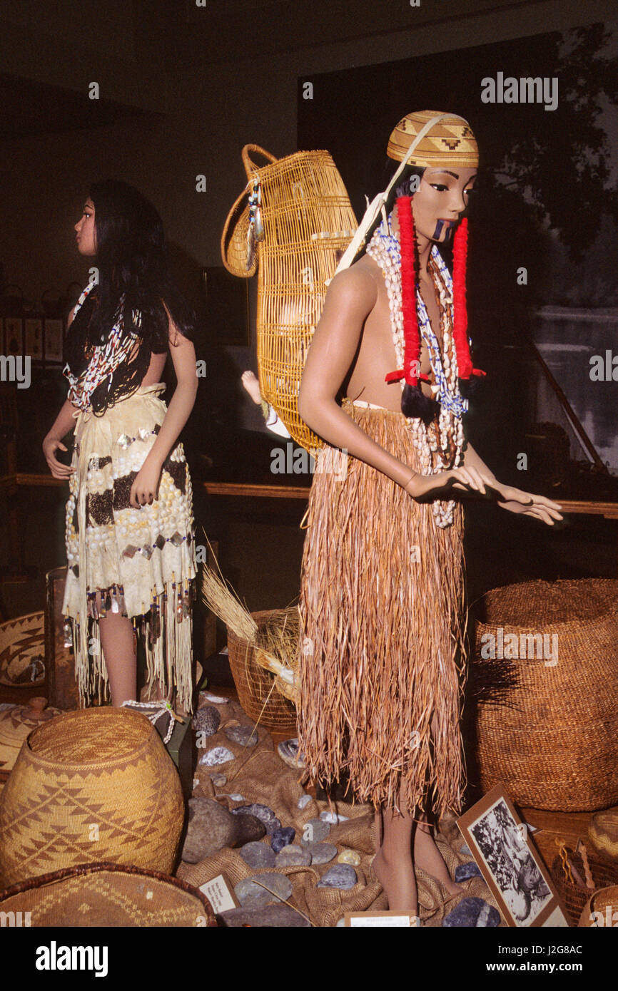 Les vêtements traditionnels des femmes indiennes Hupa étaient des jupes  longues ou herbe deerskins décorés de coquillages. Des chapeaux tressés et  shell perles étaient portées pour la décoration Photo Stock - Alamy