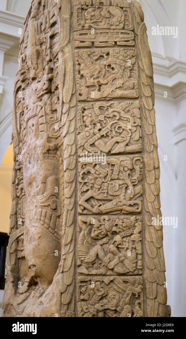 Détail d'inscriptions sculptées sur un grand obélisque de pierre datant de la culture maya, Musée de l'homme, San Diego, CA Banque D'Images