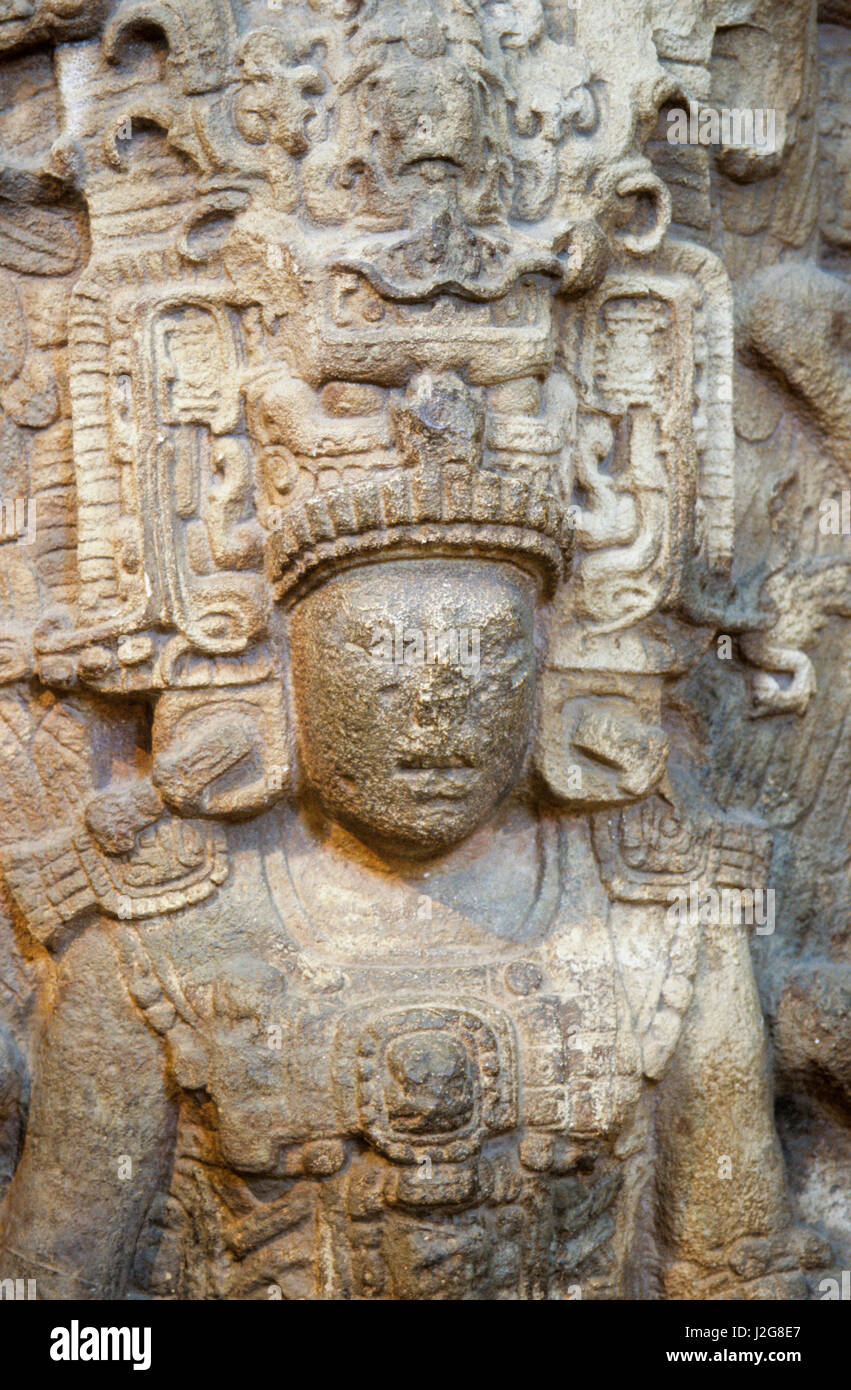 Close-up détail d'un visage humain, la coiffure et le corps qui est sculpté sur un grand obélisque de pierre datant de la culture maya, Musée de l'homme, San Diego, CA Banque D'Images