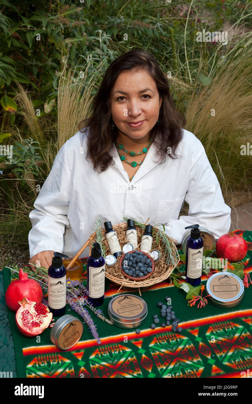 Native American Woman, Jennifer Wolf (Ponca), vêtus de manteau, technicien de laboratoire de recherche est un chimiste qui est employé par la FDA (Food and Drug Administration). (MR) Banque D'Images