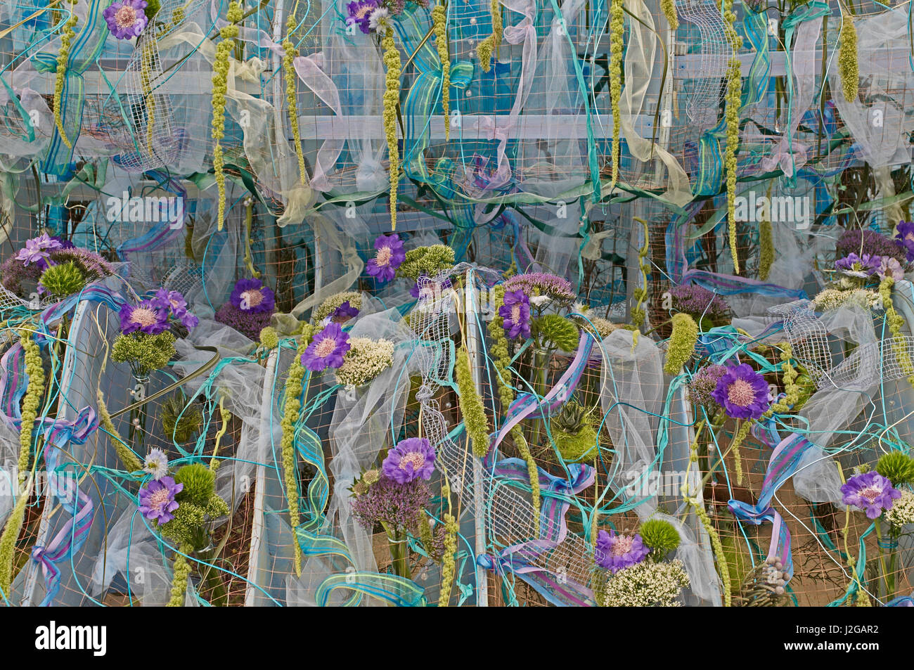 Un arrangement floral moderne avec Scabiosa et soie Banque D'Images