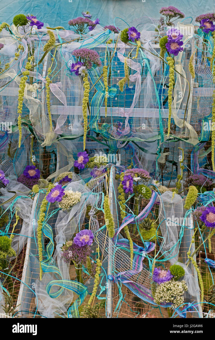 Un arrangement floral moderne avec Scabiosa et les soies Banque D'Images