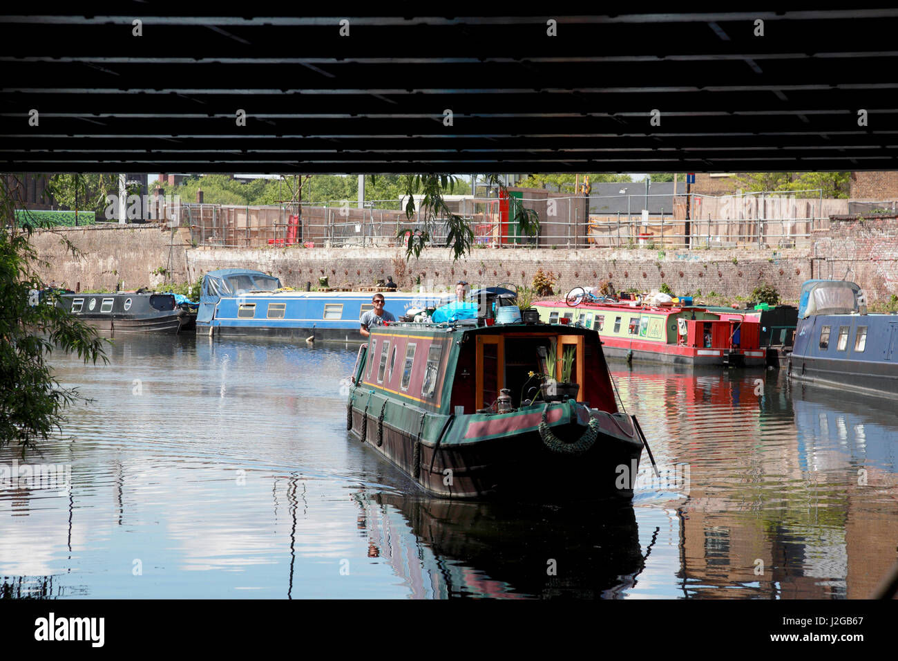 Un grand classique voyageant sous Maiden Lane Bridge sur le Regents Canal à Londres Banque D'Images