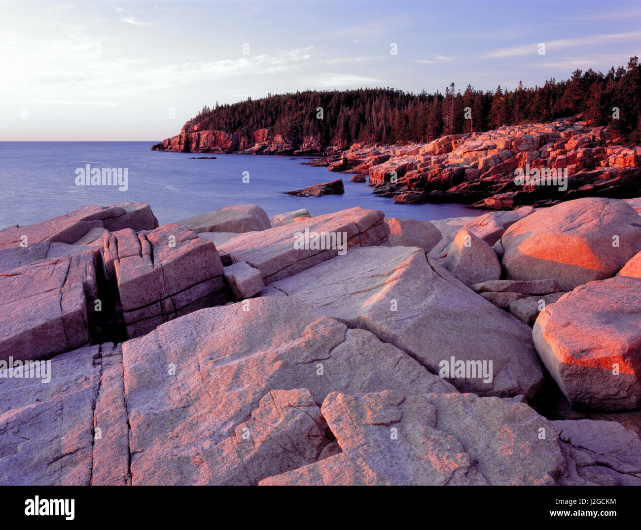 L'Acadia National Park, Maine. USA. Granite fracturé au lever du soleil le long de la côte de l'océan Atlantique. Otter Cliffs à distance. Mt. Île déserte. Tailles disponibles (grand format) Banque D'Images