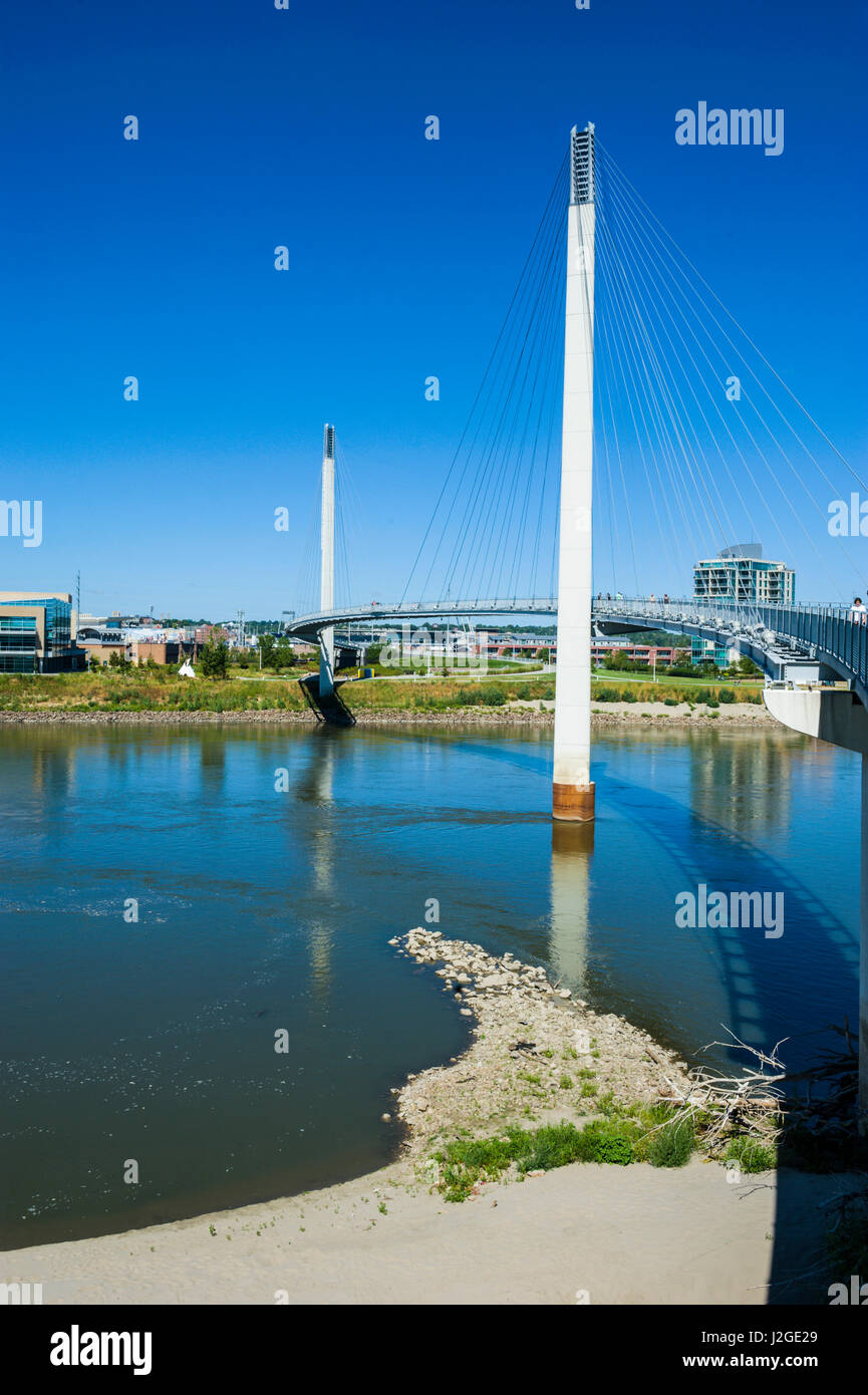 Bob Kerrey passerelle piétonnière au-dessus de la rivière Missouri, l'Iowa, du Nebraska à Omaha, Nebraska, USA Banque D'Images