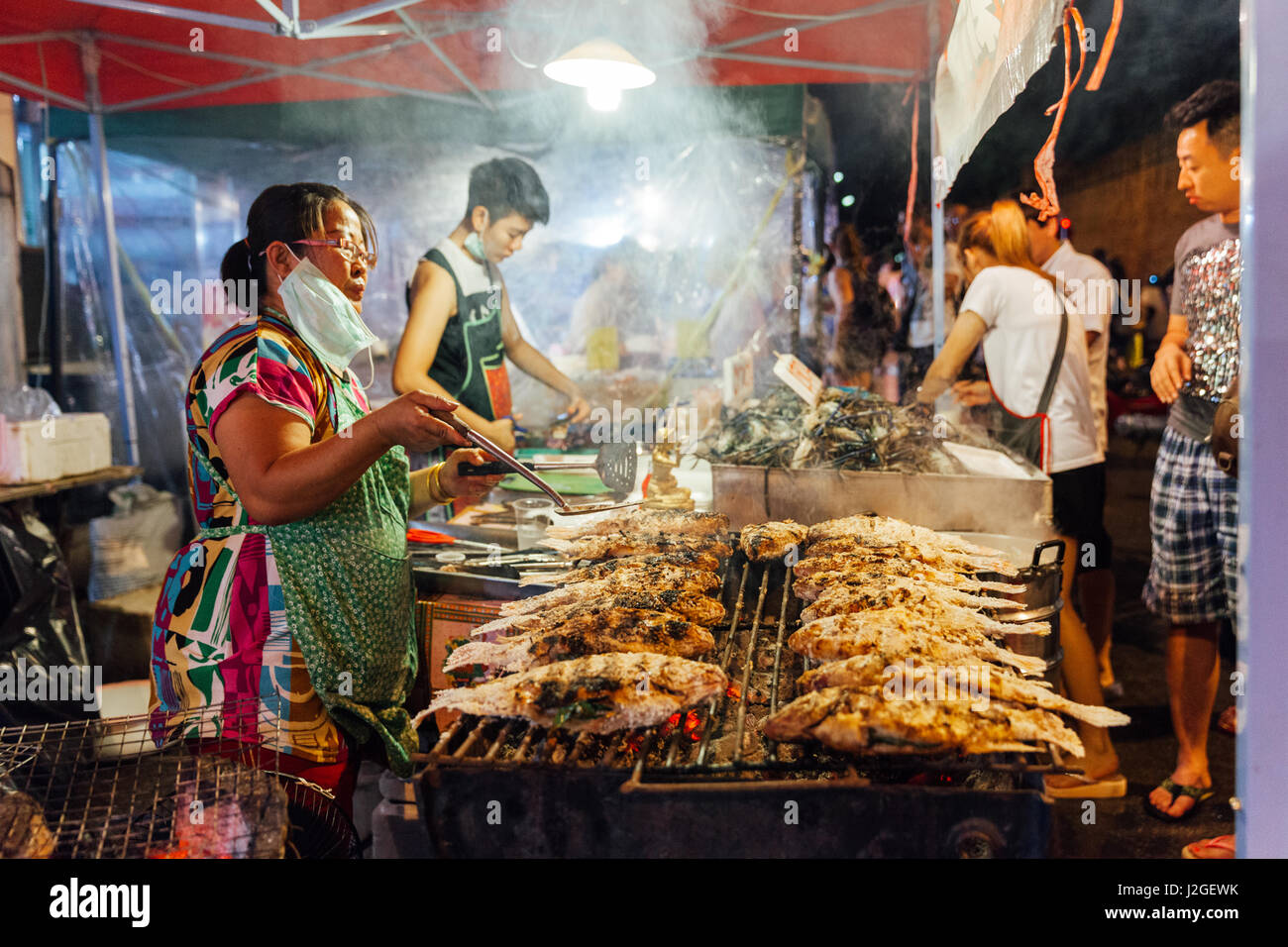 CHIANG MAI, THAÏLANDE - 27 août : le vendeur alimentaire Cuisine poissons et fruits de mer au marché du samedi soir (walking street) Le 27 août 2016 à Chiang Mai, T Banque D'Images CHIANG MAI, THAÏLANDE - 27 août : le vendeur alimentaire Cuisine poissons et fruits de mer au marché du samedi soir (walking street) Le 27 août 2016 à Chiang Mai, T Banque D'Images