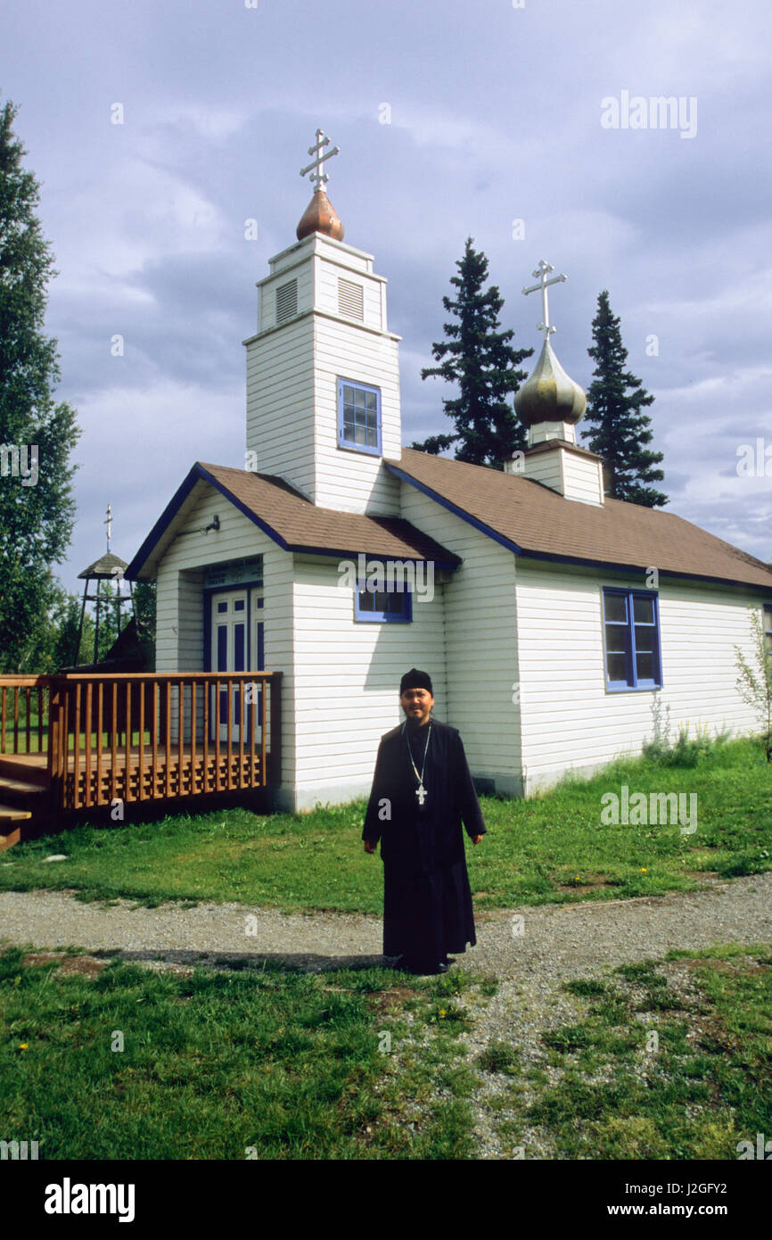 Homme d'Alaska vêtus de robes noires de la paroisse se trouve en face de l'Église orthodoxe russe Saint-nicolas à Eklutna Historical Park, situé à l'intérieur d'origine de l'Athabaskan, indiens. Eklutna Alaska Banque D'Images