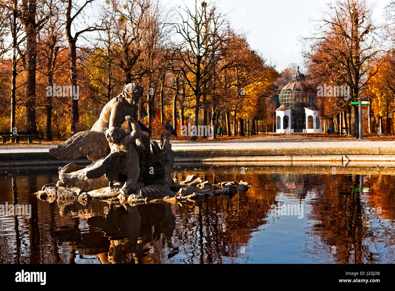 'Madonna' et ses hellions : Automne étang dans le parc de Schönbrunn, Vienne Banque D'Images