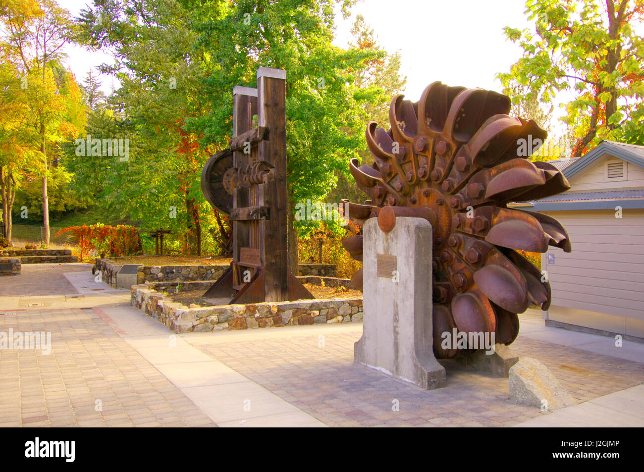 Un moulin utilisé pour broyer le minerai de l'énergie et la production d'eau roue Pelton sur l'affichage dans un parc à Nevada City, Californie Banque D'Images