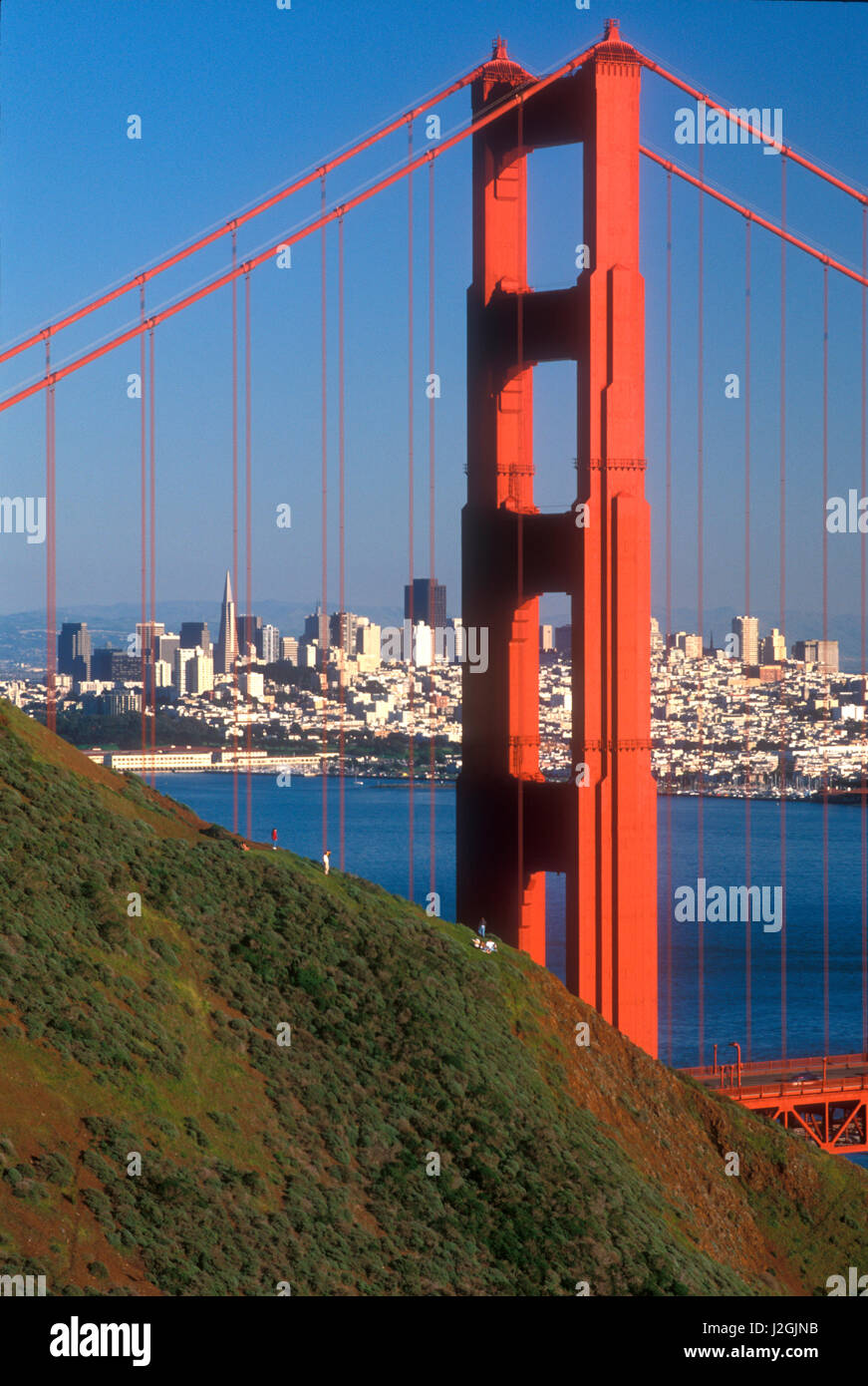 Tour Nord du Golden Gate Bridge à San Francisco dans la distance Banque D'Images