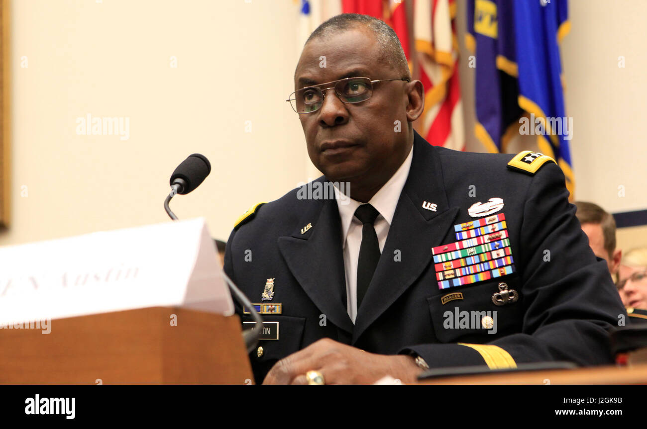 Général Lloyd James Austin III, Armée des États-Unis, est le 12e et actuel commandant du United States Central Command (CENTCOM). Général Austin est une déposition devant la Commission des forces armées le 3 mars 2015 Banque D'Images