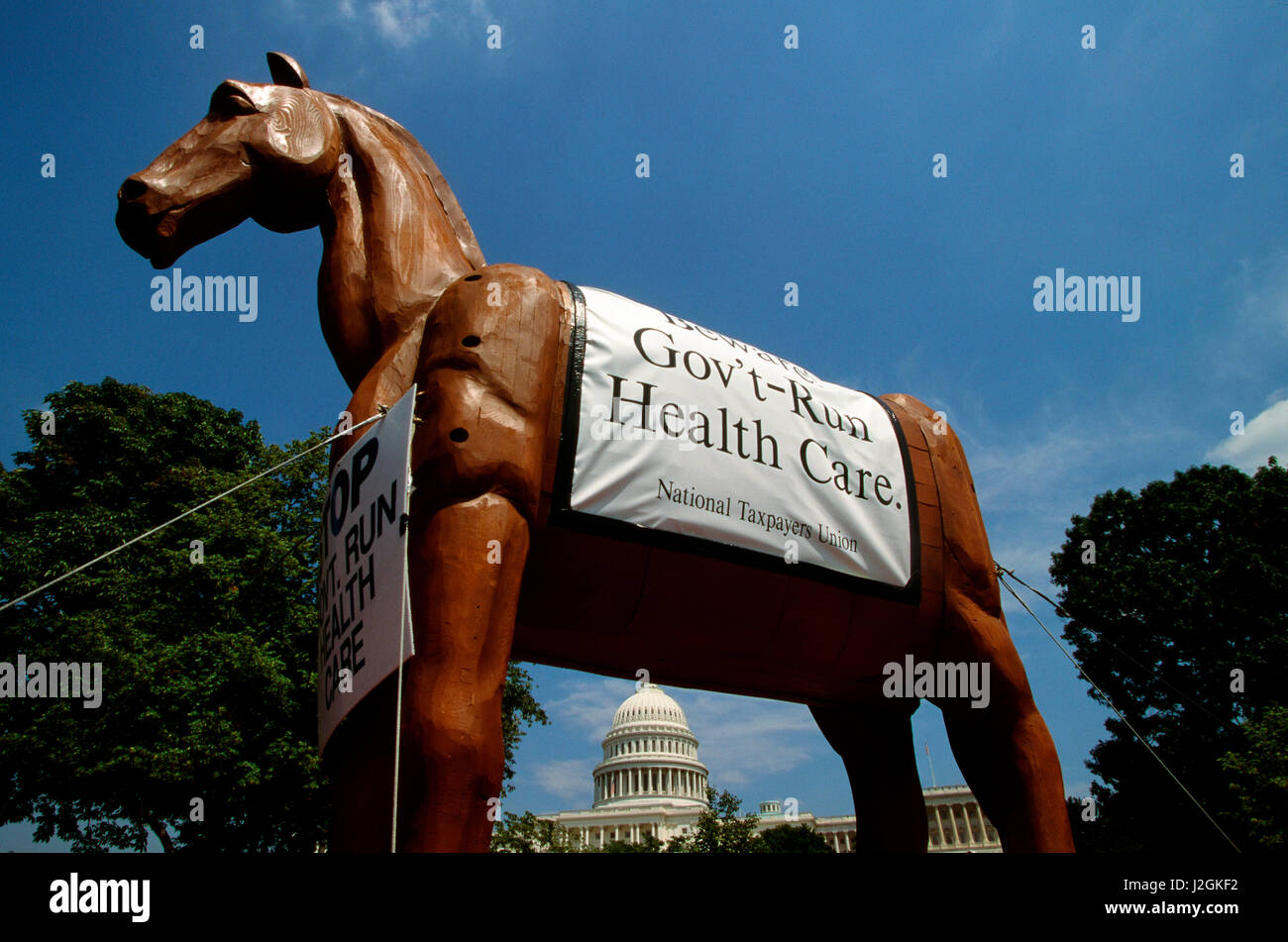 Un cheval de Troie caché symbolisant des coûts de la santé et financé par l'Union nationale des contribuables en août 1997, Washington DC Banque D'Images