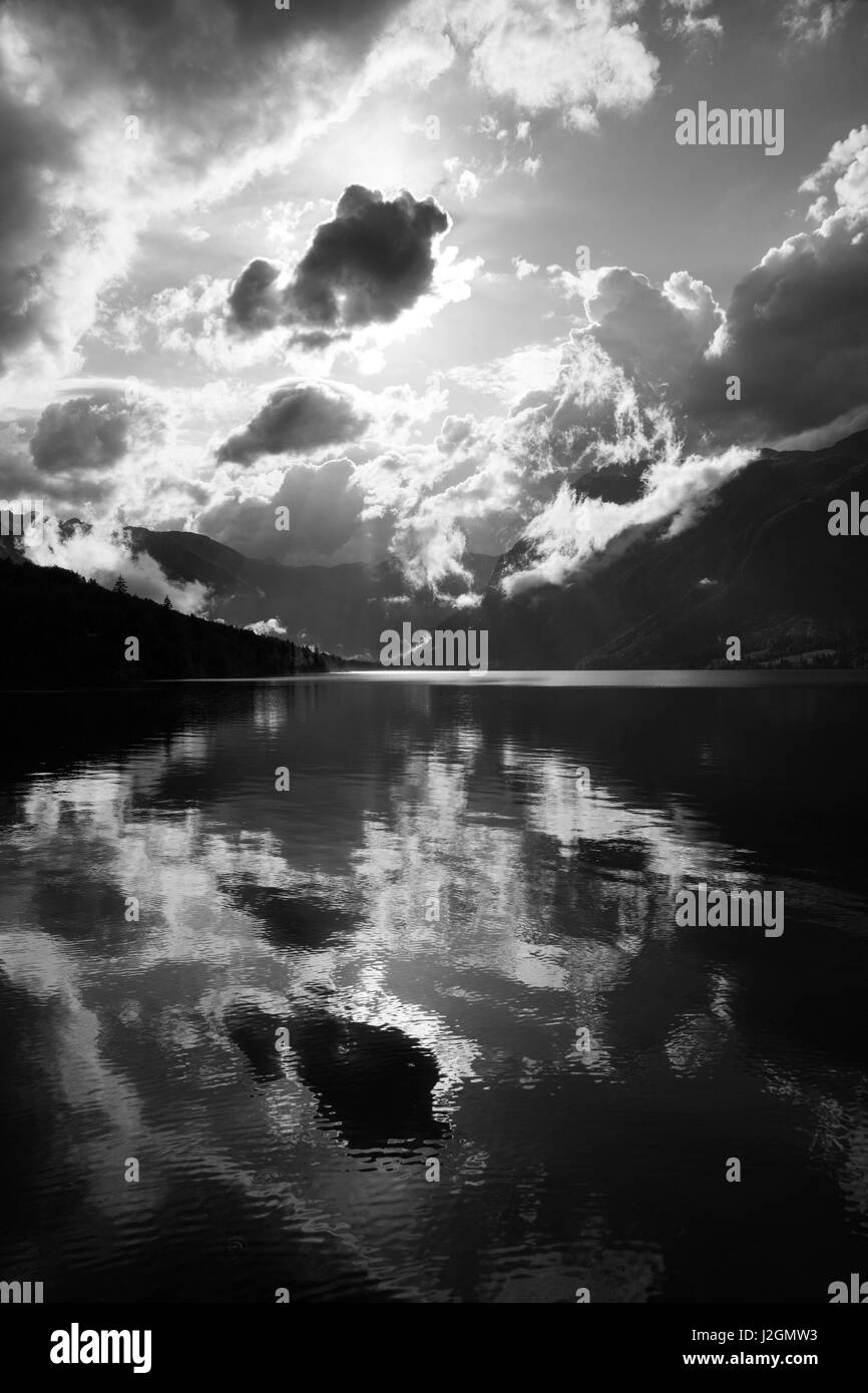 Belle lumière et les nuages sur le lac de Bohinj diffusion après une énorme tempête a soufflé sur la vallée de Bohinj, parc national du Triglav, en Slovénie. Banque D'Images