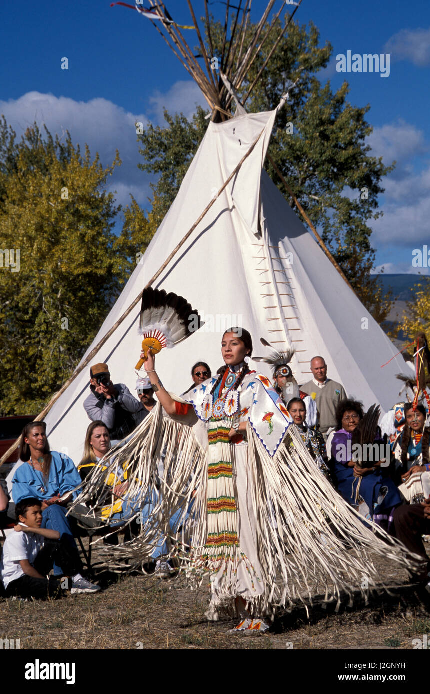 Lemhi Shoshone femme démontre une danse traditionnelle chers à un public de membres de la tribu lors d'une cérémonie au Centre de l'Idaho Saumon Sacajawea, situé le long de la piste de Lewis et Clark. (PR) Banque D'Images