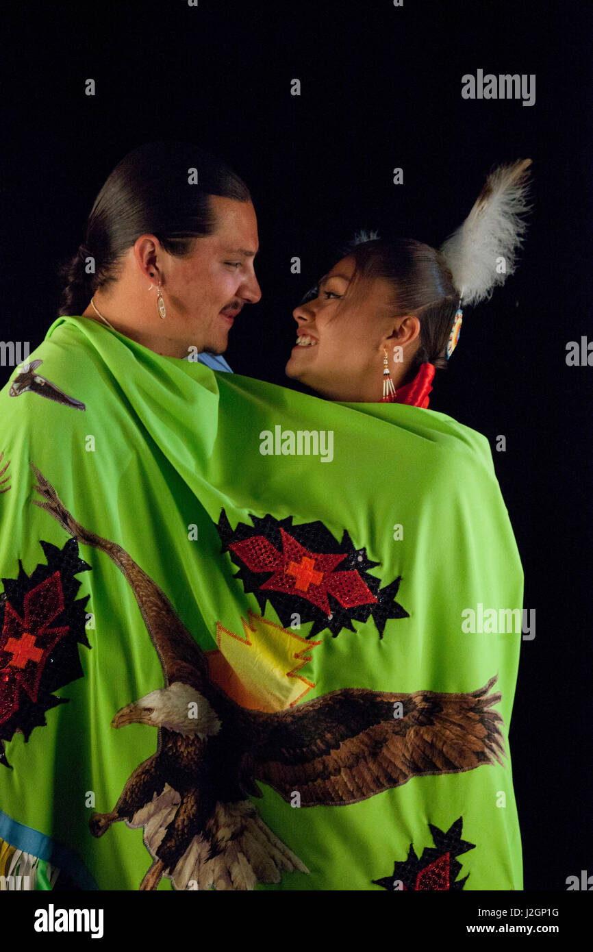 Native American Boyfriend and girlfriend partager Châle vert traditionnel sur fond noir. Petit ami Jeremy Ball (Shoshone-Bannock) avec copine châle Banque D'Images
