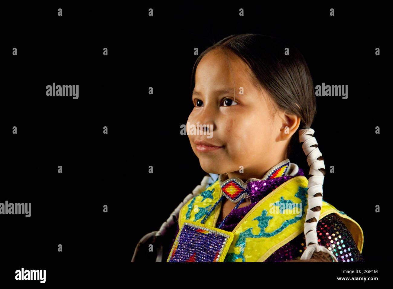 Kelci (Etsitty Dîner aka Navajo) de 8 ans habillé en couleur traditionnelle danse pow wow regalia et braid wraps avec toile noire Banque D'Images