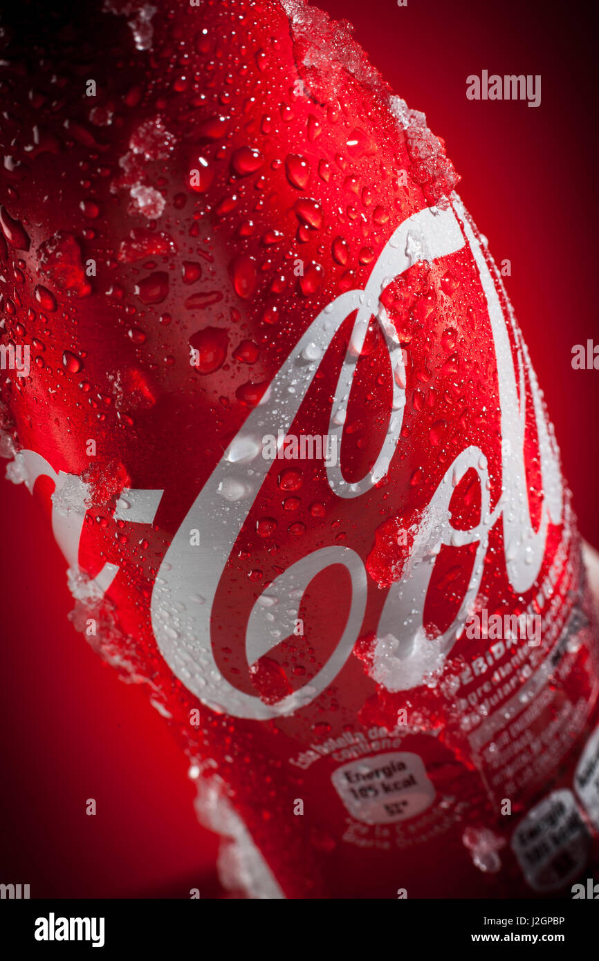 Barcelone Espagne 7 Juin Une Bouteille De Coca Cola En Espagnol Cette Bouteille Rouge Est Une Edition Speciale 125e Anniversaire De La Societe Photo Stock Alamy