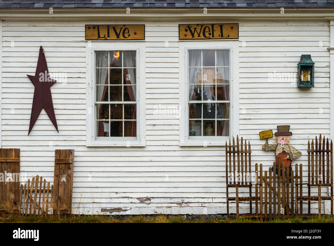 USA, New Hampshire, le lac Winnipesaukee, Campton, magasin d'antiquités avec des signes, bien-vivre Banque D'Images