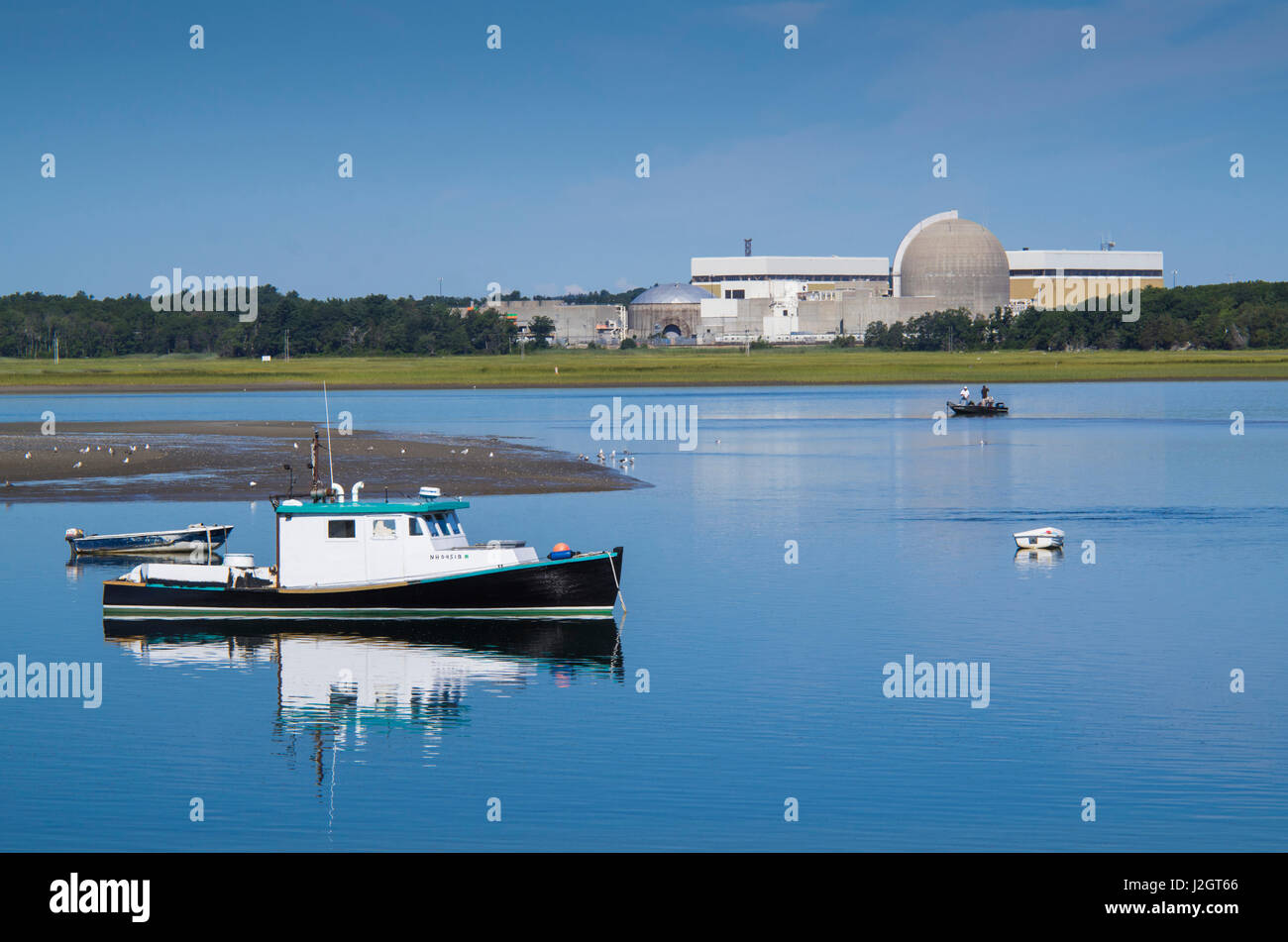 USA, New Hampshire, Seabrook, bateaux de pêche et de l'usine d'énergie nucléaire Seabrook Banque D'Images