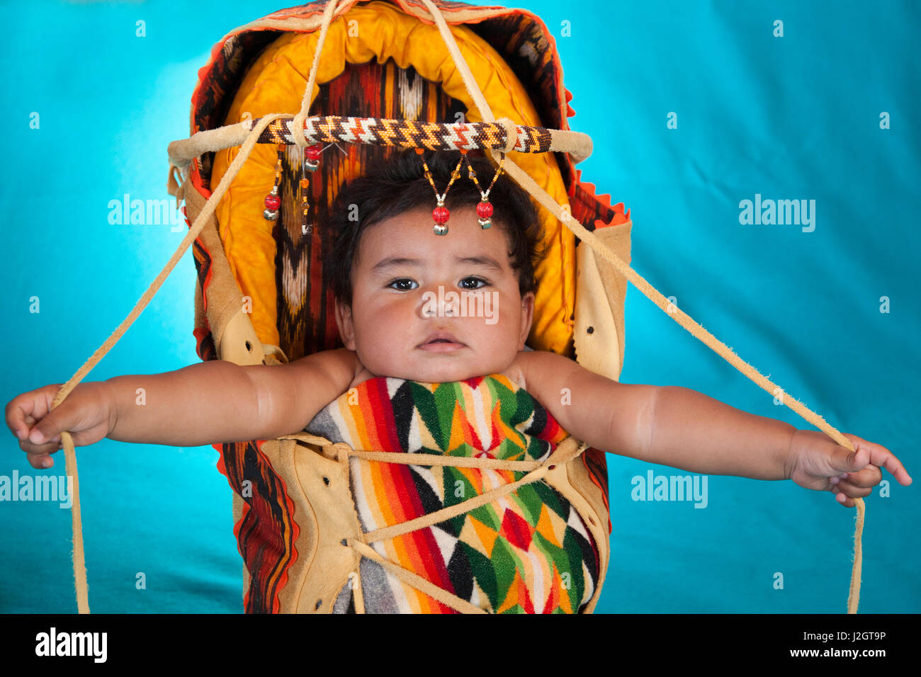 Close-up of a Native American Baby, de la Santa Clara Pueblo du Nouveau  Mexique, en porte-bébé traditionnel, Santa Clara Pueblo, New Mexico (MR  Photo Stock - Alamy