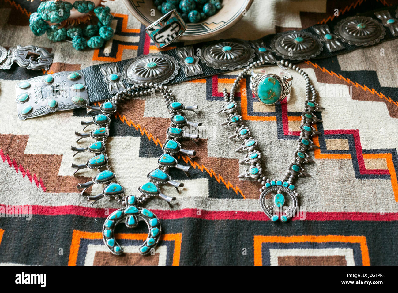 Bijoux turquoise exposés à la vente, Santa Fe, Nouveau Mexique, USA. Banque D'Images