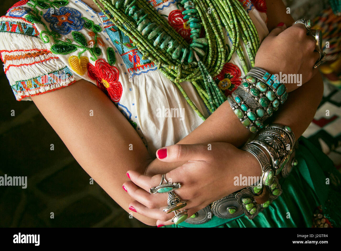 Jeune femme portant des bijoux turquoise, Santa Fe, Nouveau Mexique, USA. Banque D'Images