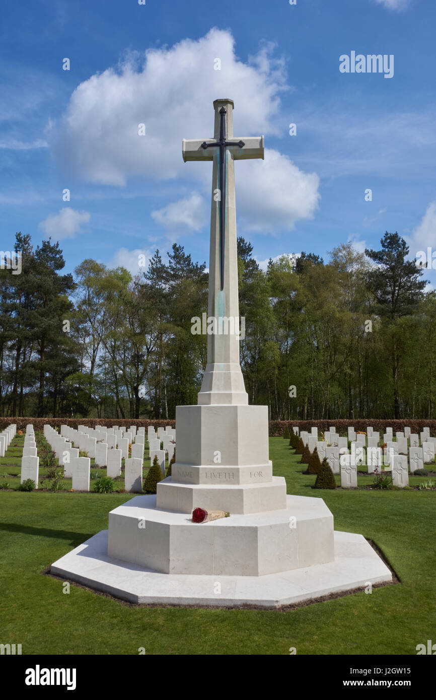 Les pierres tombales dans le cimetière de guerre du Commonwealth Cannock Chase. Le Staffordshire. UK Banque D'Images